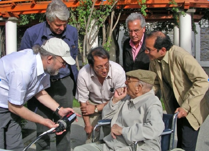The author explaining how a solar water pump works to Afghan King Mohammed Zahir Shah and his son at the royal palace in 2006 along with the Italians.